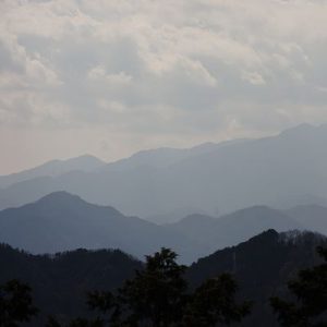 モノトーンの山容